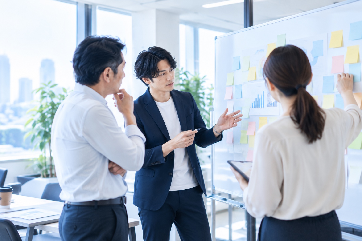 会社の状況を確認しながら改善方法を話し合う様子