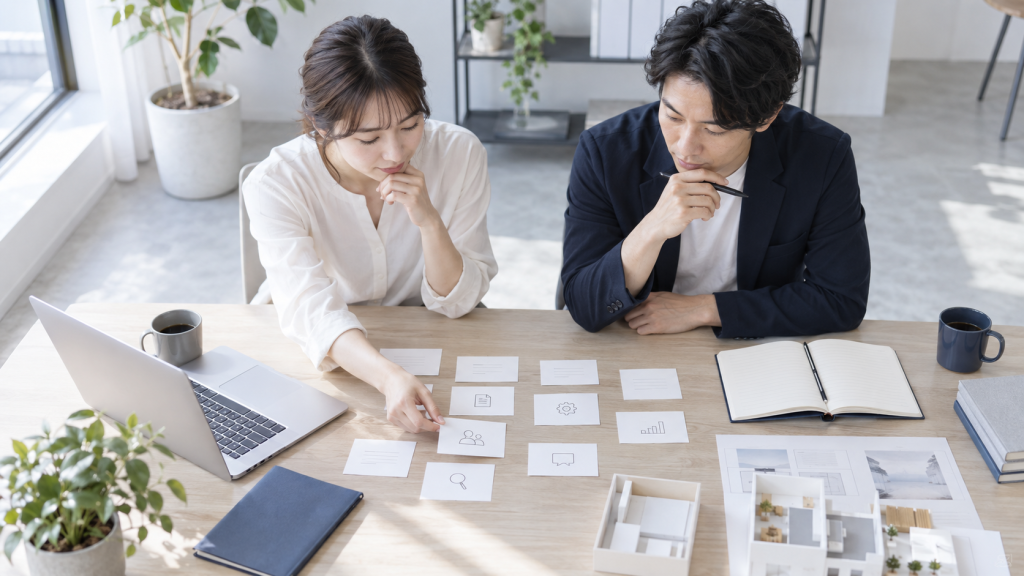 システム開発はいくらかかる?小規模な業務改善から始める場合の費用感を説明するために生成した、明るい架空の写真風画像